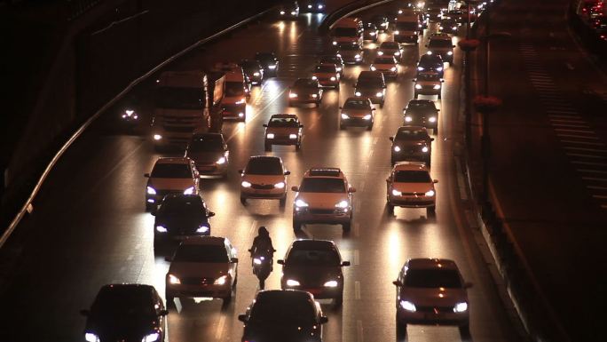 夜间公路的交通情况