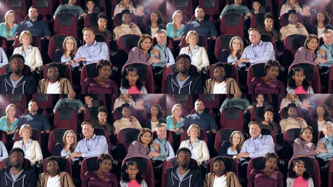 一大群人在电影院看恐怖电影