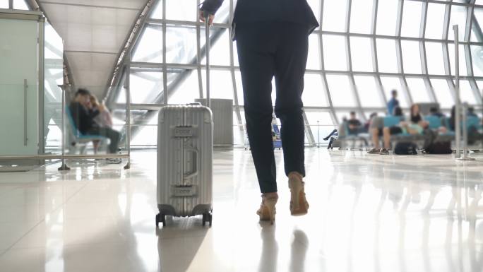 拉着行李箱行走的女人