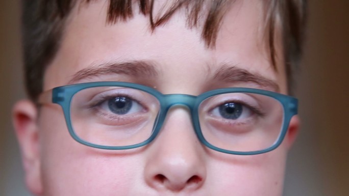 戴眼镜的小男孩特写镜头