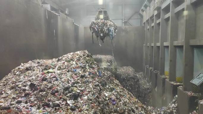 垃圾站回收垃圾垃圾堆积如山城市污染塑料袋