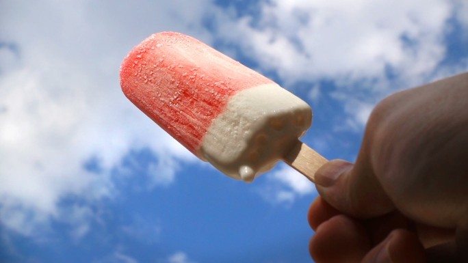 草莓冰淇淋冰川融化高温炎热