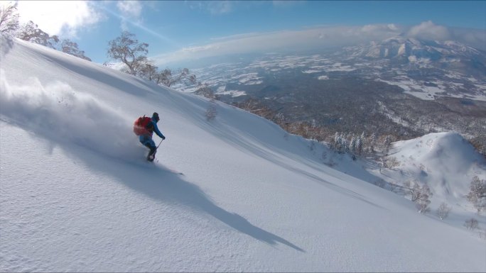 在雪地里滑雪的人励志冲刺希望