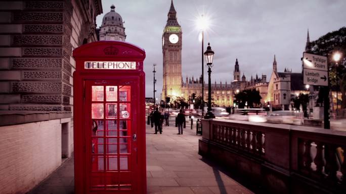 议会大厦前标志性的伦敦电话亭