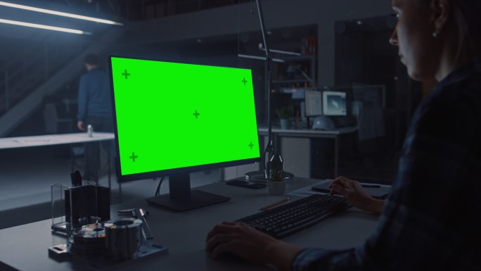 夜间工程师在绿色屏幕电脑上工作