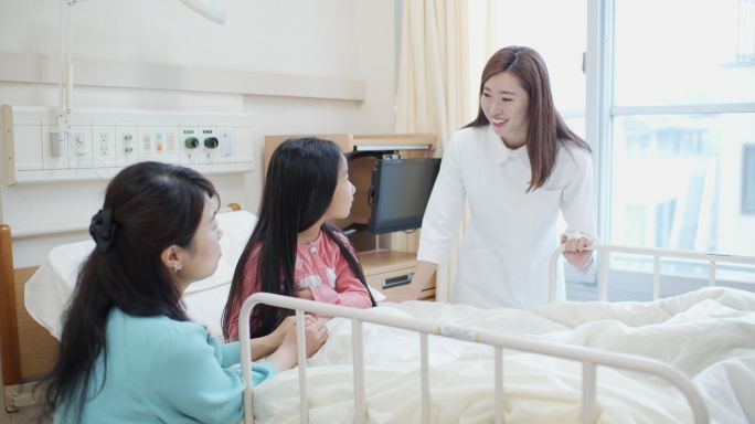 儿科护士在病房安抚母女的慢镜头
