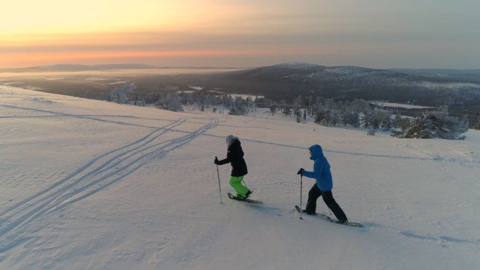 滑雪者豪迈登顶雪峰雪山