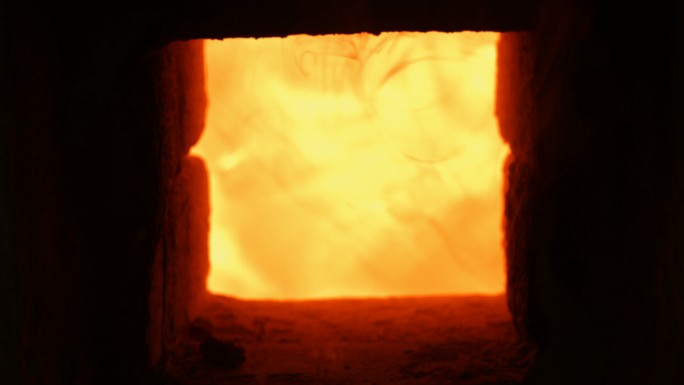 火焰在一个瓷窑里燃烧。