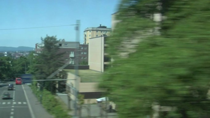从火车窗口观看沿路的风景。