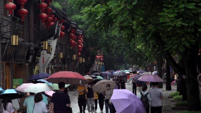 下雨撑伞的行人群