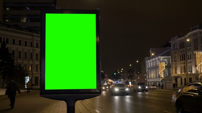 街道上为节日装饰的带有绿色屏幕的广告牌。