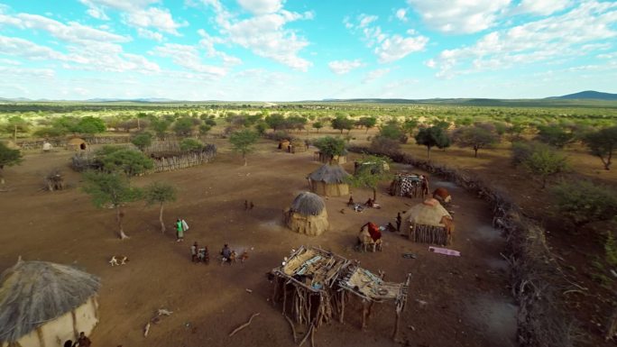 Himba定居点的空中直升机拍摄