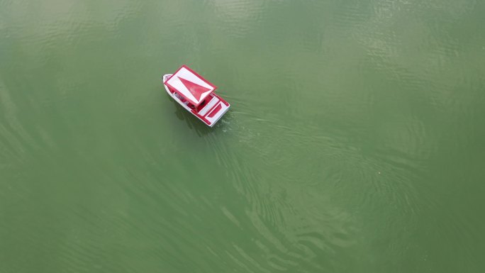 碧水湖面小船
