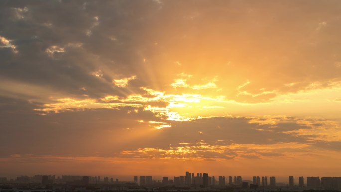 4K延时摄影逆光城市上空的日出风景视频