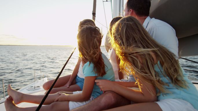 女孩和父母在游艇上航行