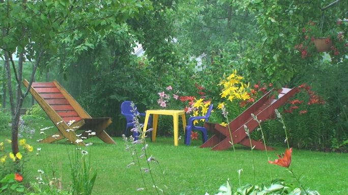 花园里下雨了
