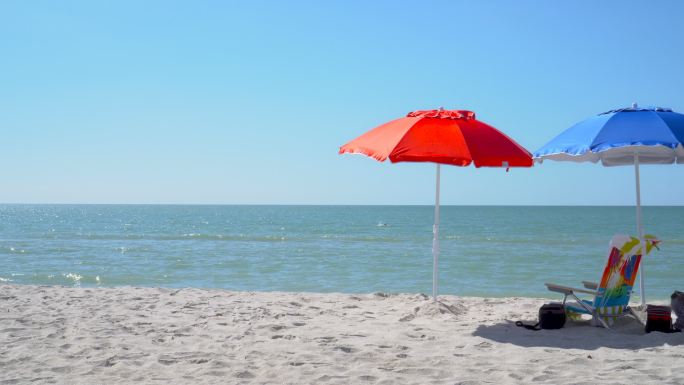 红色和蓝色沙滩伞和沙滩扶手椅