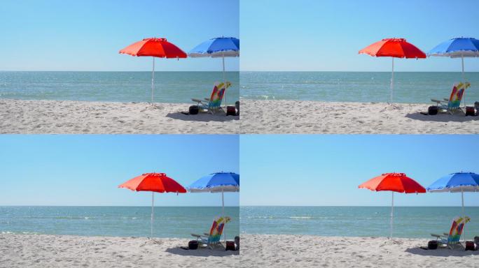 红色和蓝色沙滩伞和沙滩扶手椅