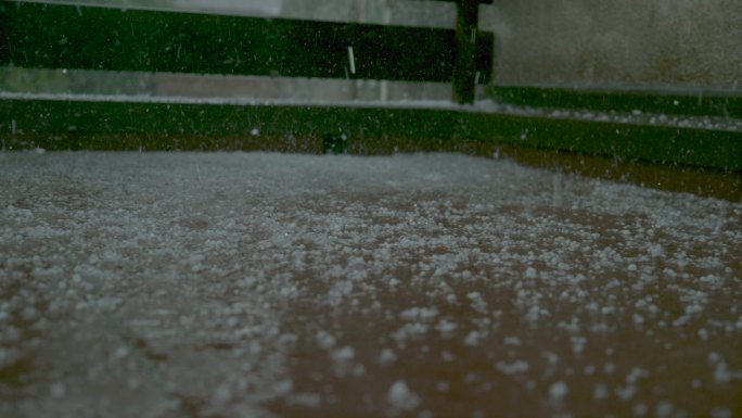 软冰雹夹杂着雨滴落在地上