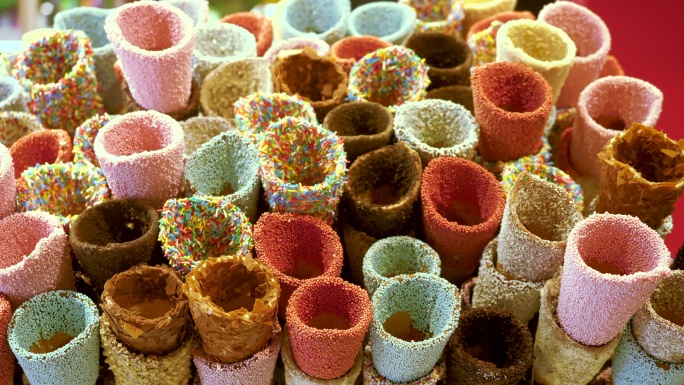 冰淇淋筒上撒着五颜六色的糖果