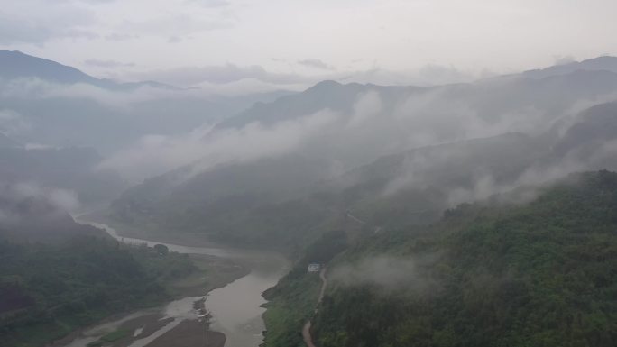 丰都龙河景区云雾山间