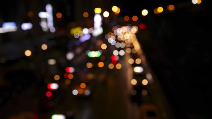 夜晚的城市公路车辆灯光光斑