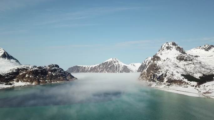 雾气缭绕的雪山