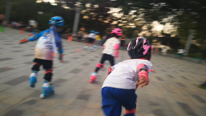 4K-儿童广场轮滑运动