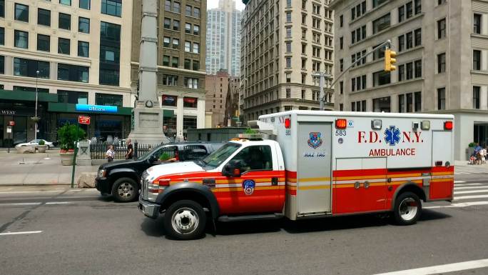 纽约市消防局救护车鸣笛。