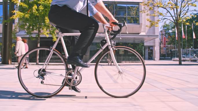 商人骑自行车上班绿色环保脚踏车人力车