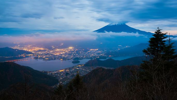 日本富士山日落森林雾