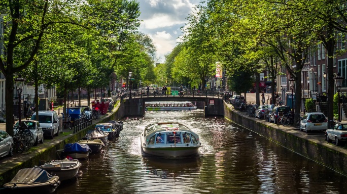 阿姆斯特丹运河和旅游船