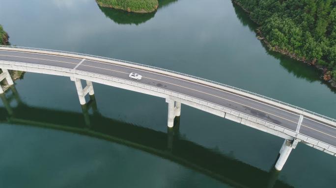 风景优美的水边公路