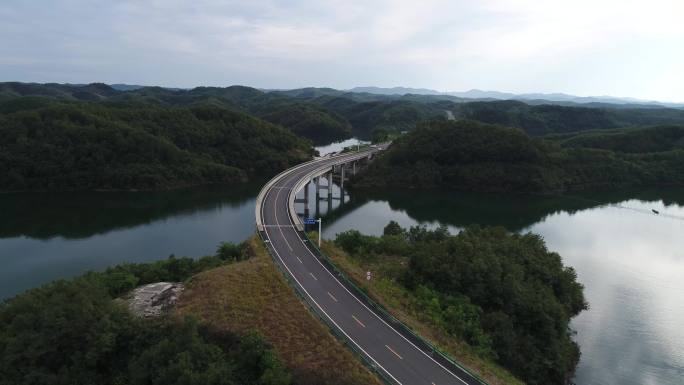 风景优美的水边公路