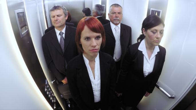 商务男女乘坐电梯