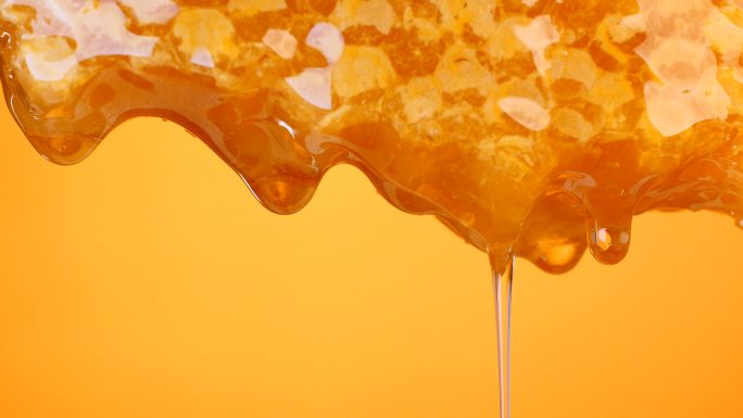 从蜂巢流出的蜂蜜慢动作糖浆蜂窝