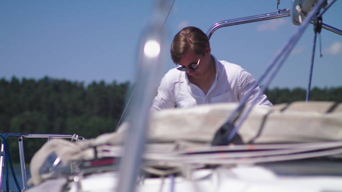 驾驶帆船的年轻人视频素材男人富二代