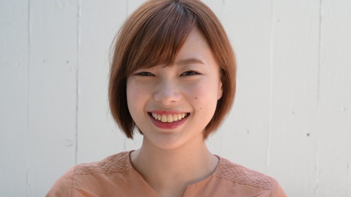 日本女青年微笑头像