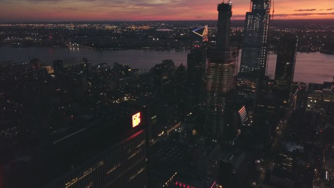 在美丽的夏夜，纽约曼哈顿上空夜航