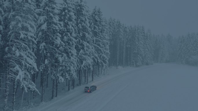 夜间飞车沿雪山林路行驶