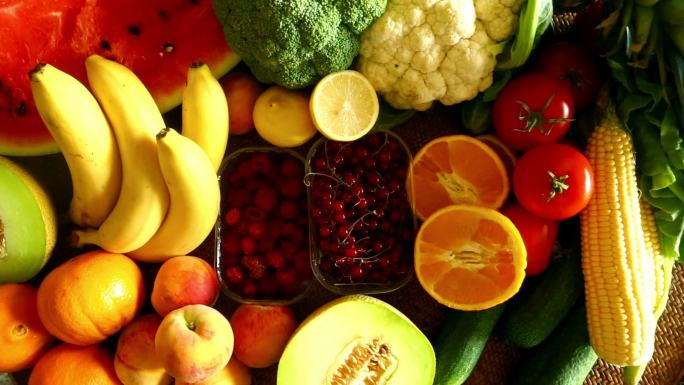 一堆新鲜的水果和蔬菜