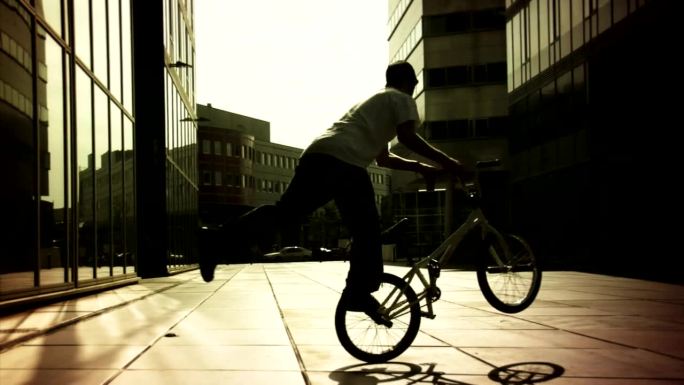 男子在城市街头表演自行车特技