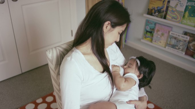 母亲照顾女儿睡着