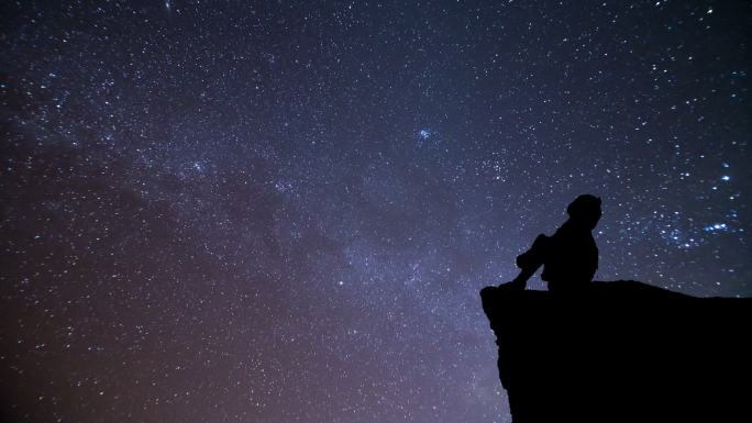 女孩用流星看夜空户外运动流星