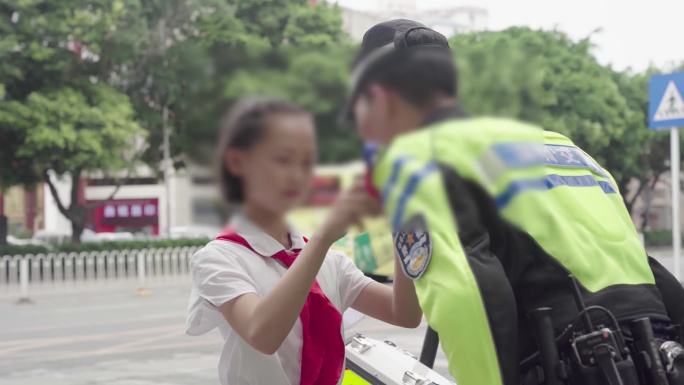 学生给交警献花新青年