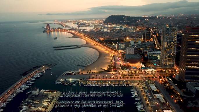 夜光下巴塞罗那地中海海岸鸟瞰图