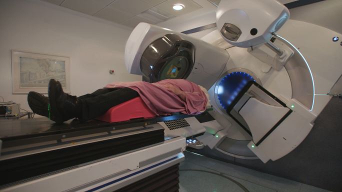 在放射治疗室接受放射治疗的病人
