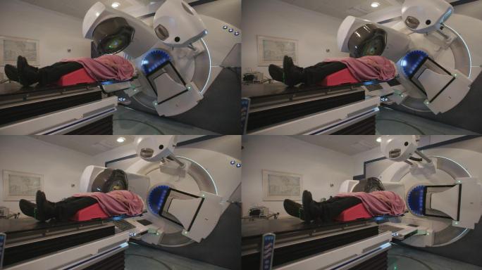 在放射治疗室接受放射治疗的病人