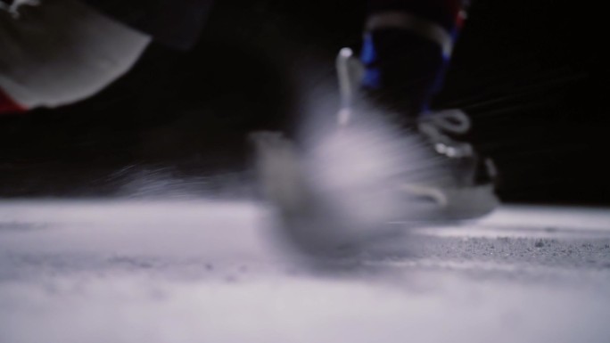 冰球运动员冰刀冰滑竞技