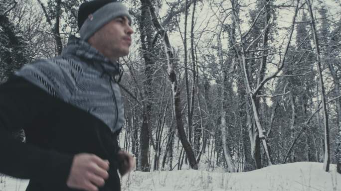 年轻人在寒冷的冬日跑步